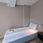 Stylish 3-bedroom With Modern Amenities Near Center 公寓