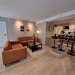 公寓 Stylish 3-bedroom With Modern Amenities Near Center 斯塔万格
