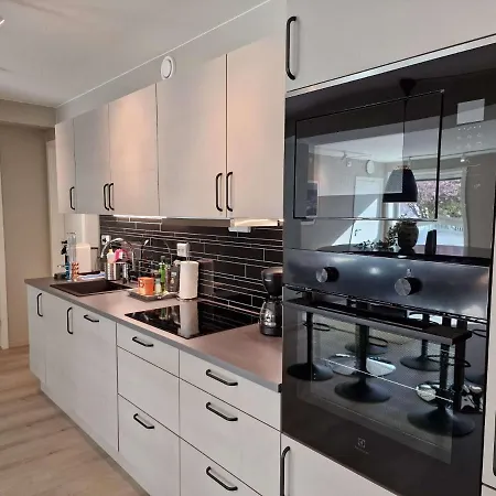 Stylish 3-bedroom With Modern Amenities Near Center