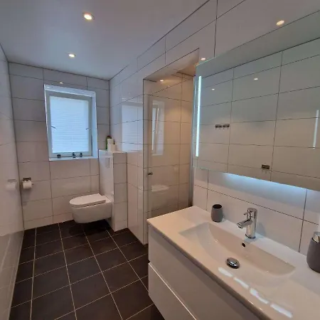 Stylish 3-bedroom With Modern Amenities Near Center