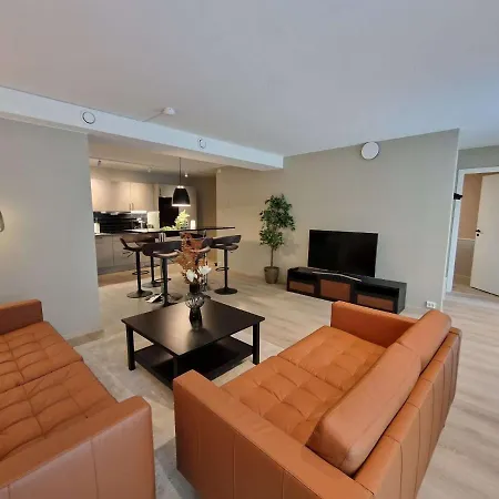 Stylish 3-bedroom With Modern Amenities Near Center 公寓 *