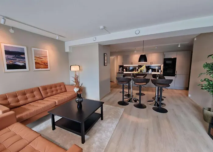 Stylish 3-bedroom With Modern Amenities Near Center *