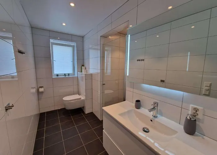 Stylish 3-bedroom With Modern Amenities Near Center