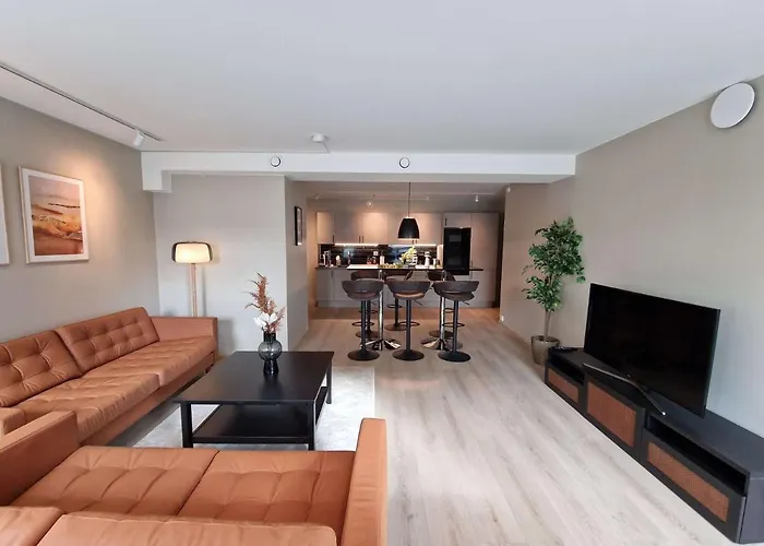 Stylish 3-bedroom With Modern Amenities Near Center